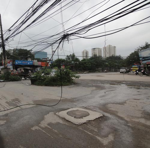 Hà Nội: Dây điện mắc võng trên đường - 4