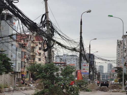 Hà Nội: Dây điện mắc võng trên đường - 5