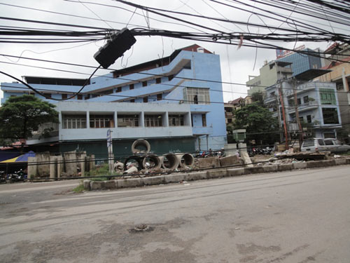 Hà Nội: Dây điện mắc võng trên đường - 6