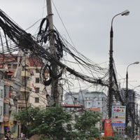 Tin tức trong ngày - Hà Nội: Dây điện mắc võng trên đường