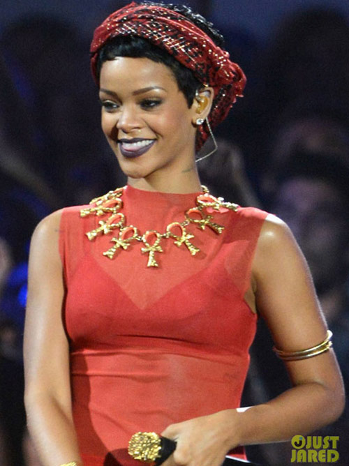 Rihanna khoe đường cong với áo dài Việt? - 5