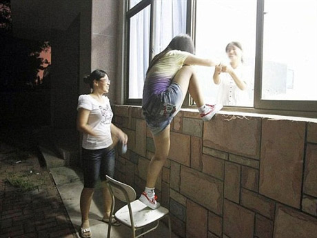 TQ: Nửa đêm, SV dựng lều để… nhận chỗ học - 1