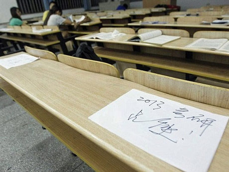 TQ: Nửa đêm, SV dựng lều để… nhận chỗ học - 2