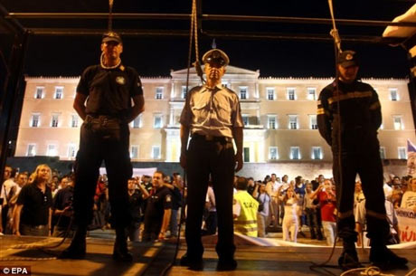 Hàng nghìn cảnh sát Hy Lạp treo cổ… biểu tình - 1
