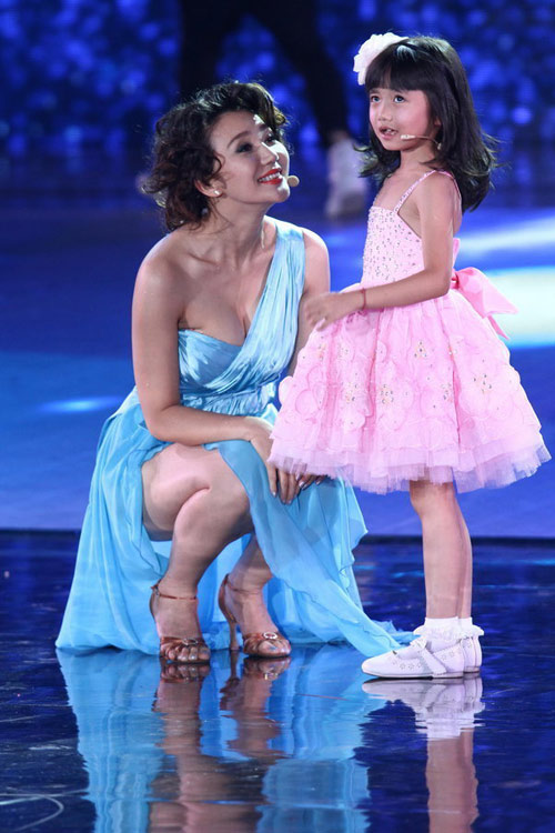 Gan Lulu "banh ngực"… diễn trò - 13