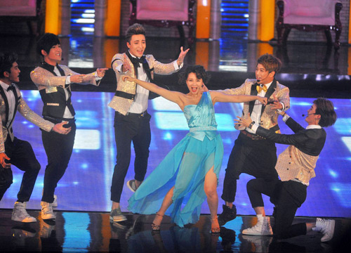 Gan Lulu "banh ngực"… diễn trò - 12