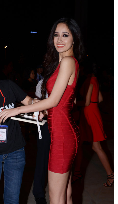 Hoàng Yến, Ngọc Oanh hờ hững ngực đầy - 11