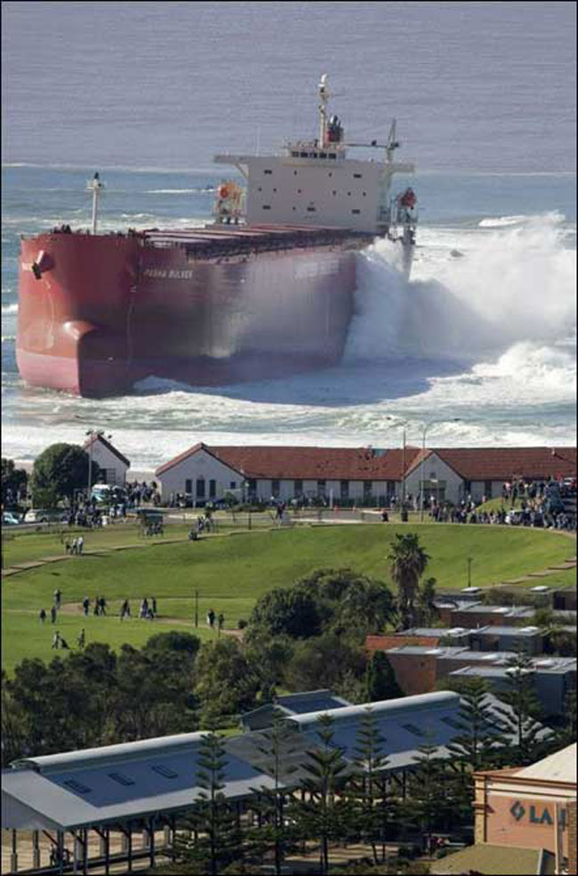 Một con tàu chở dầu khổng lồ đang tiến vào bờ. Phía trong là một thị trần nhỏ yên bình. Trên thực tế, con tàu này đã bị mắc cạn ở đó từ năm 2007 và nơi đây trở thành điểm thu hút khách du lịch vì chiếc tàu này.