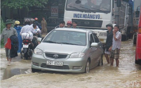 Nguy cơ Quốc lộ 1A bị cô lập vì mưa lụt - 2