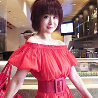 - "Huyền thoại" 63 tuổi dáng thon da mượt