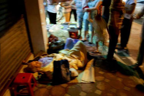 Cụ ông 87 tuổi bị con cái “vứt” ra đường - 2