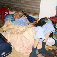 Tin tức trong ngày - Cụ ông 87 tuổi bị con cái “vứt” ra đường