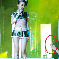 Ca nhạc - MTV - Fan nam tặng tiền Angela Phương Trinh