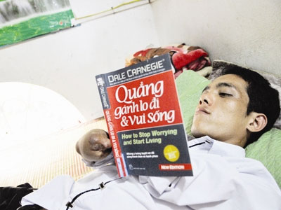 Chàng trai người Dao cụt hai tay vào ĐH - 2