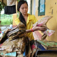 Giáo dục - du học - Khóc vì sách vở hư hại do lũ càn quét
