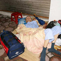 Tin tức trong ngày - Đẩy bố ốm ra vỉa hè: Con ruột lên tiếng