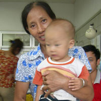 Tin tức trong ngày - Bé 10 tháng tuổi suýt chết vì bị rắn lục cắn