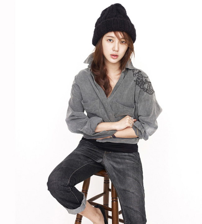 Một chiếc mũ len, một áo khoác mỏng trẻ trung, Yoon Eun Hye với style đơn giản mà tinh tế.