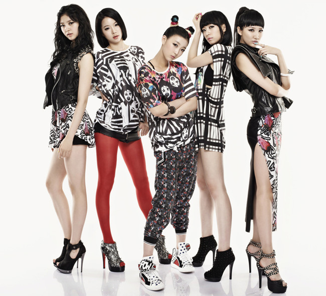 EXID – nhóm nhạc nữ ra mắt ngày 16/2. Ban đầu nhóm có 6 thành viên, sau đó 3 thành viên rút lui và 2 thành viên mới bổ sung. Hiện tại nhóm có 5 người.