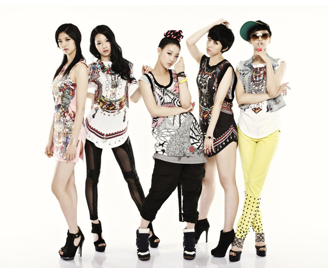 Single đầu tay của nhóm mang tên HOLLA. Nhóm EXID trực thuộc công ty giải trí AB Entertainment và Benjamin Entertainment.