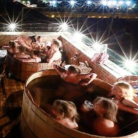 Phi thường - kỳ quặc - Vừa tắm tập thể vừa xem phim