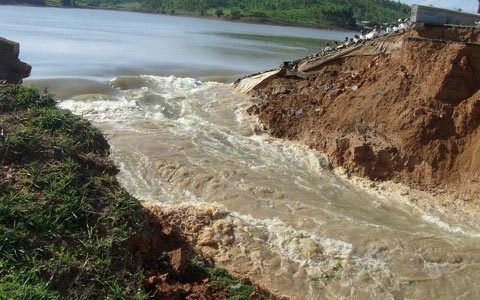 Nghệ An vỡ đập thủy lợi - 3