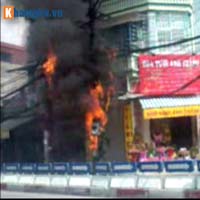 Tin tức trong ngày - Hà Nội: Cháy cột điện, người dân hoảng loạn