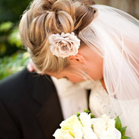 Bí quyết mặc đẹp - Tóc búi lãng mạn cho cô dâu 2012