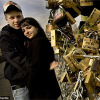 Bạn trẻ - Cuộc sống - "Khóa tình yêu" trở thành sắt vụn