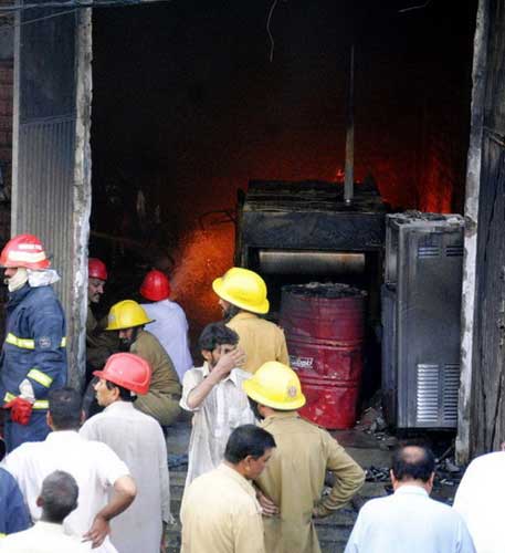 Pakistan: Số người chết cháy tăng lên 314 - 11