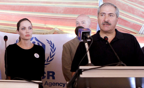 Angelina khóc khi thăm người tị nạn - 4