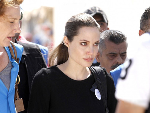 Angelina khóc khi thăm người tị nạn - 3