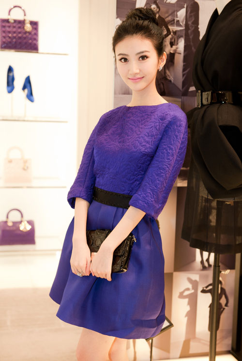 Váy mỏng gây tò mò của người mẫu trẻ - 14