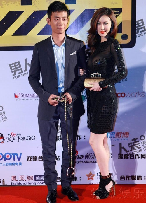 Váy mỏng gây tò mò của người mẫu trẻ - 2