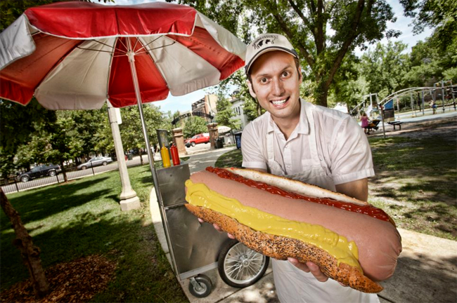 Bánh hotdog lớn nhất có cân nặng hơn 3,1kg và có giá gần 40 đô la.
