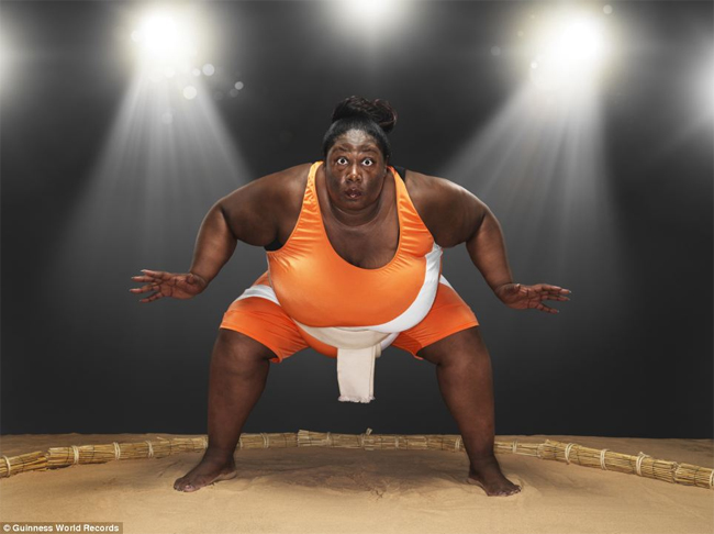 Nữ vận động viên nặng nhất thế giới với cân nặng 203kg. Đó là cô Sharran Alexander đến từ Anh. 
