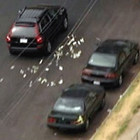 Tin tức trong ngày - Mỹ: Ném tiền qua cửa xe để chặn cảnh sát