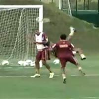 Bóng đá - Video: Ronaldinho đá "kiểu Rivaldo"