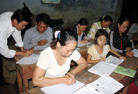 Xóa mù chữ ở làng “lăn tay” - 2