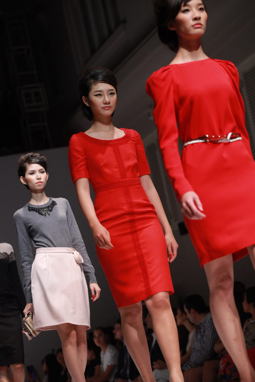 Hoàng Thùy mặt lạnh tanh diễn catwalk - 2