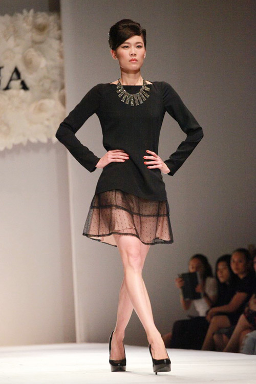 Hoàng Thùy mặt lạnh tanh diễn catwalk - 3