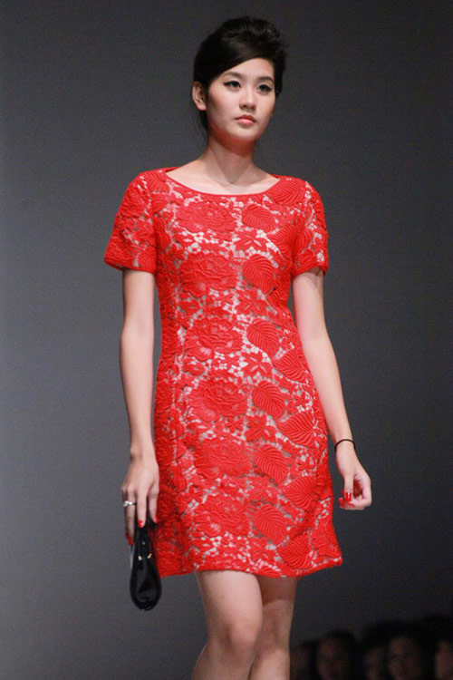 Hoàng Thùy mặt lạnh tanh diễn catwalk - 18