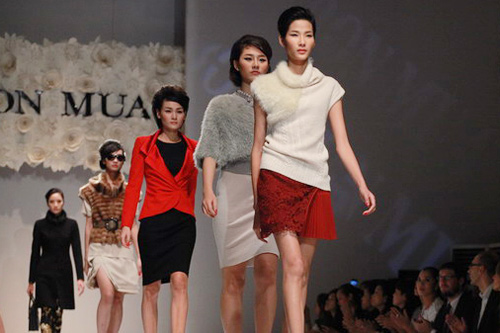 Hoàng Thùy mặt lạnh tanh diễn catwalk - 4