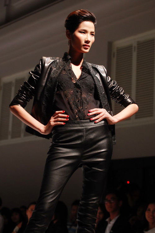 Hoàng Thùy mặt lạnh tanh diễn catwalk - 5