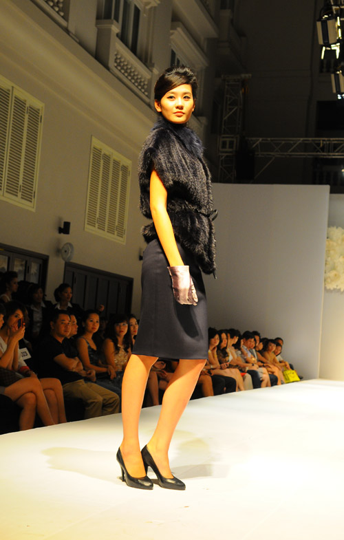 Hoàng Thùy mặt lạnh tanh diễn catwalk - 17