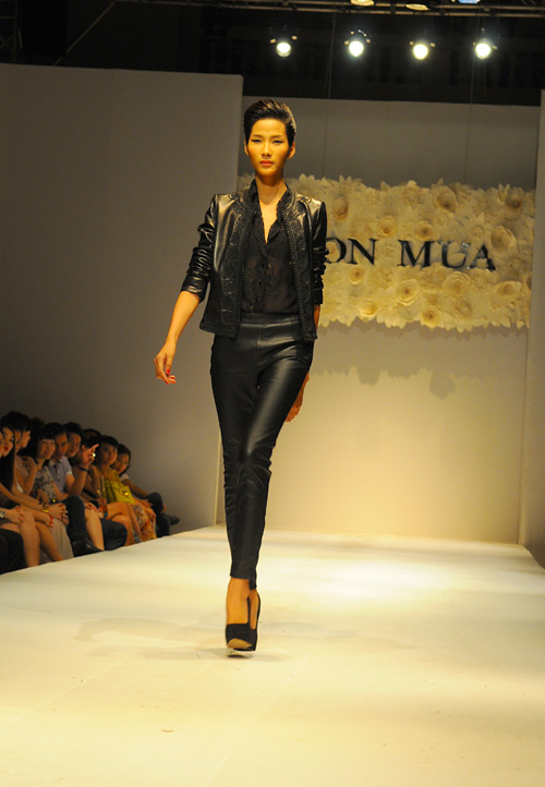 Hoàng Thùy mặt lạnh tanh diễn catwalk - 4