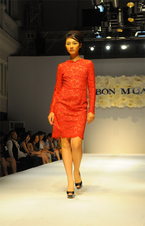 Hoàng Thùy mặt lạnh tanh diễn catwalk - 9