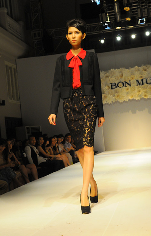 Hoàng Thùy mặt lạnh tanh diễn catwalk - 13