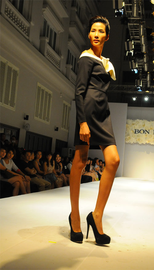 Hoàng Thùy mặt lạnh tanh diễn catwalk - 6