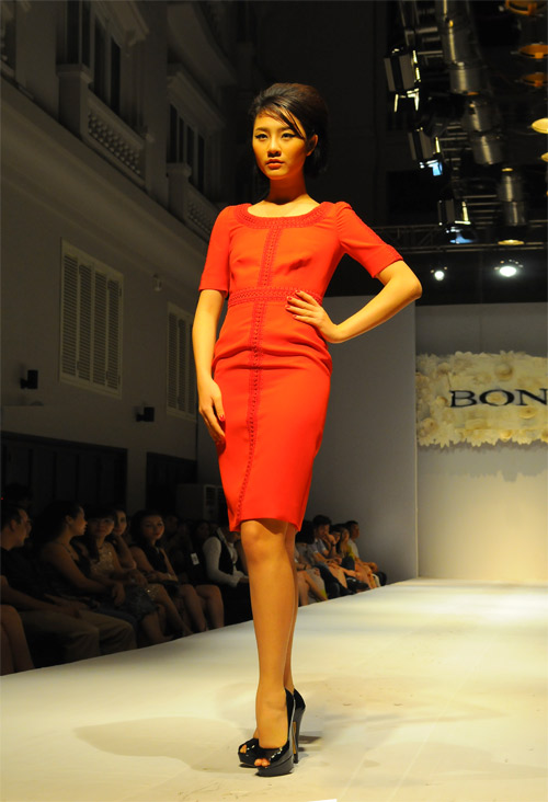 Hoàng Thùy mặt lạnh tanh diễn catwalk - 10